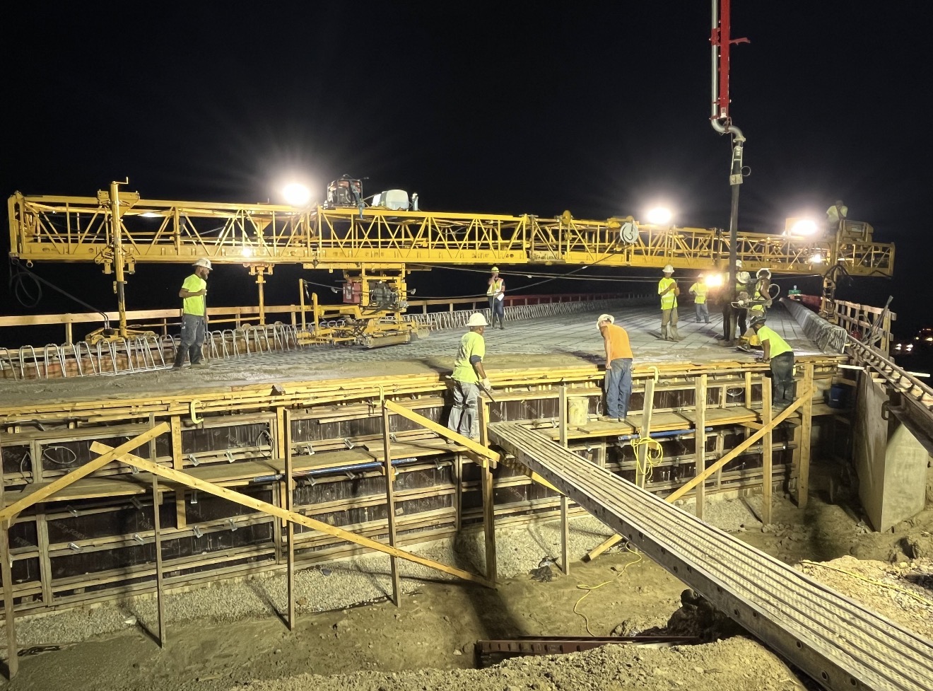 Bridge deck pour with screed machine
